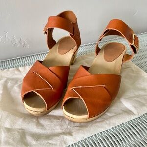 bryr emma crossover mid heel sandal